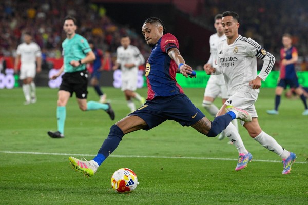 AC米兰在意大利杯1／8决赛中0-1不敌拉齐奥，终结13连胜，遭遇赛季首败。